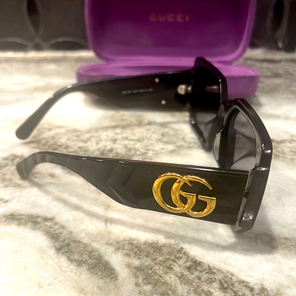 Preloved black oversized Gucci sunglasses with case